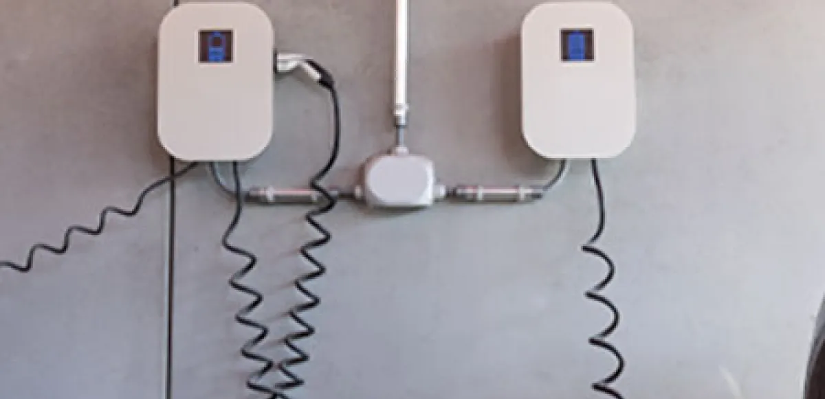 Dos cargadores instalados en la pared de un garaje