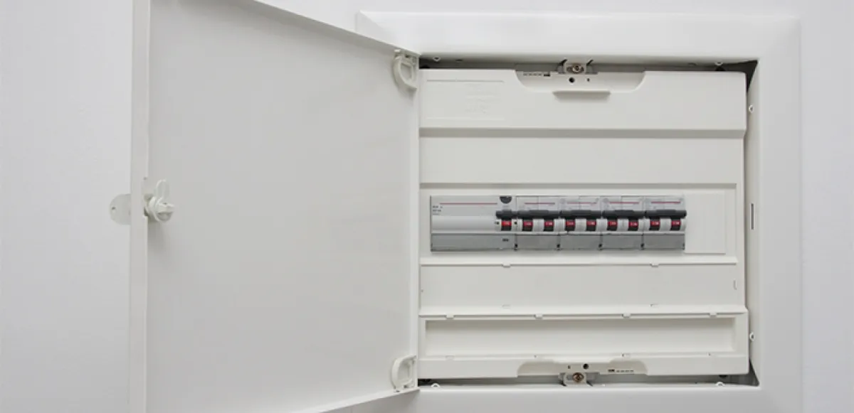 Cuadro eléctrico con protecciones en una pared blanca
