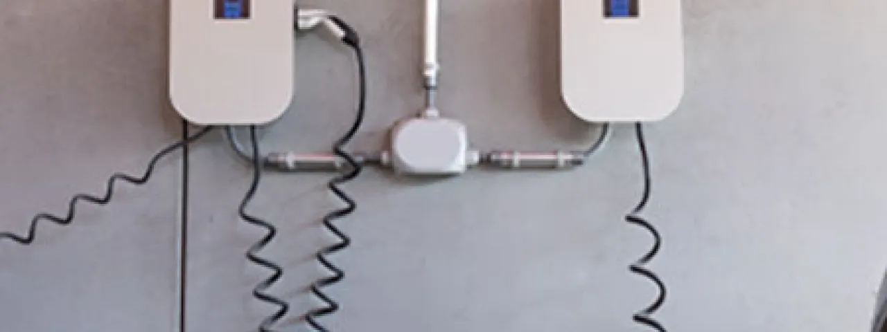 Dos cargadores instalados en la pared de un garaje