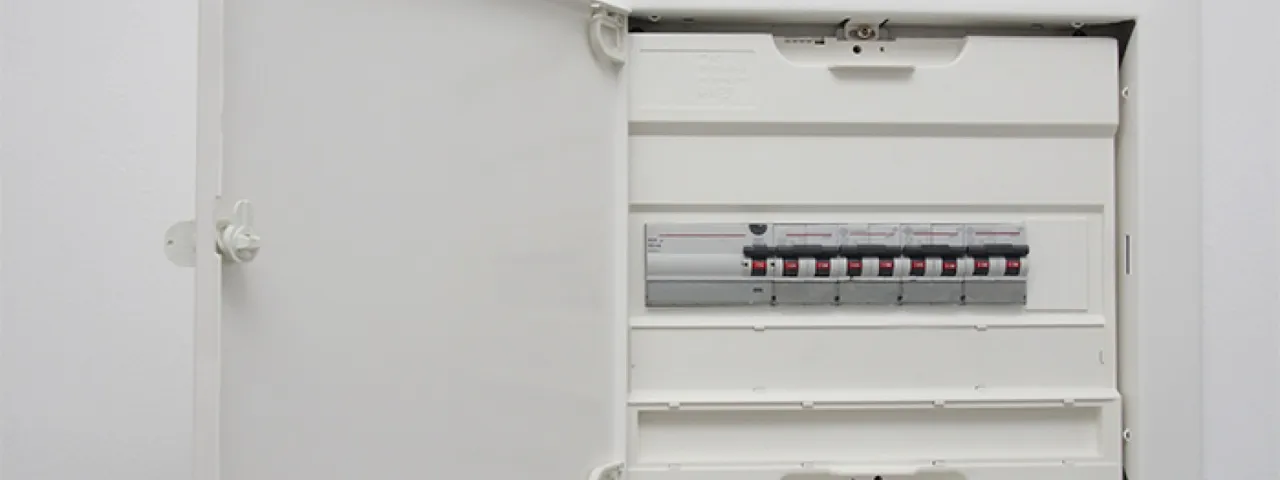 Cuadro eléctrico con protecciones en una pared blanca