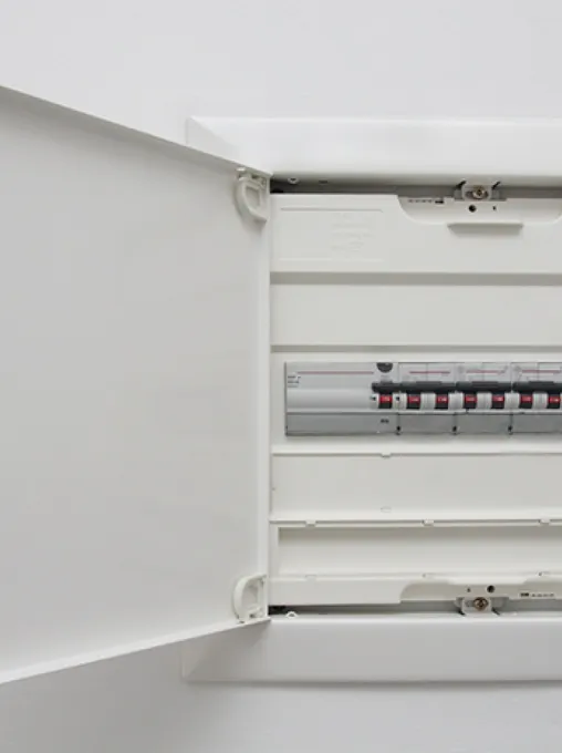 Cuadro eléctrico con protecciones en una pared blanca